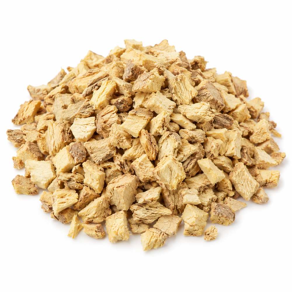 Jengibre raiz cortada 1 kg seco sobre fondo blanco